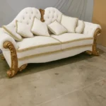 كنب ثلاثي فاخر على الطراز الملكي – تصميم فاخر وتفاصيل منحوتة – تنجيد ناعم وهيكل خشبي متين