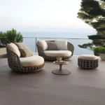 جلسات خارجية مع طاولة قهوة