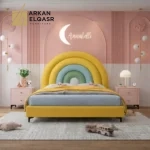 سرير أطفال بتصميم قوس قزح مبهج – شامل كومودينة – ألوان زاهية وهيكل خشبي متين – مثالي لغرف البنات