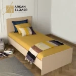 سرير خشبي صلب