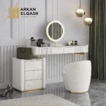 طاولة تسريحة بتصميم مميز مع مرايا و كرسي