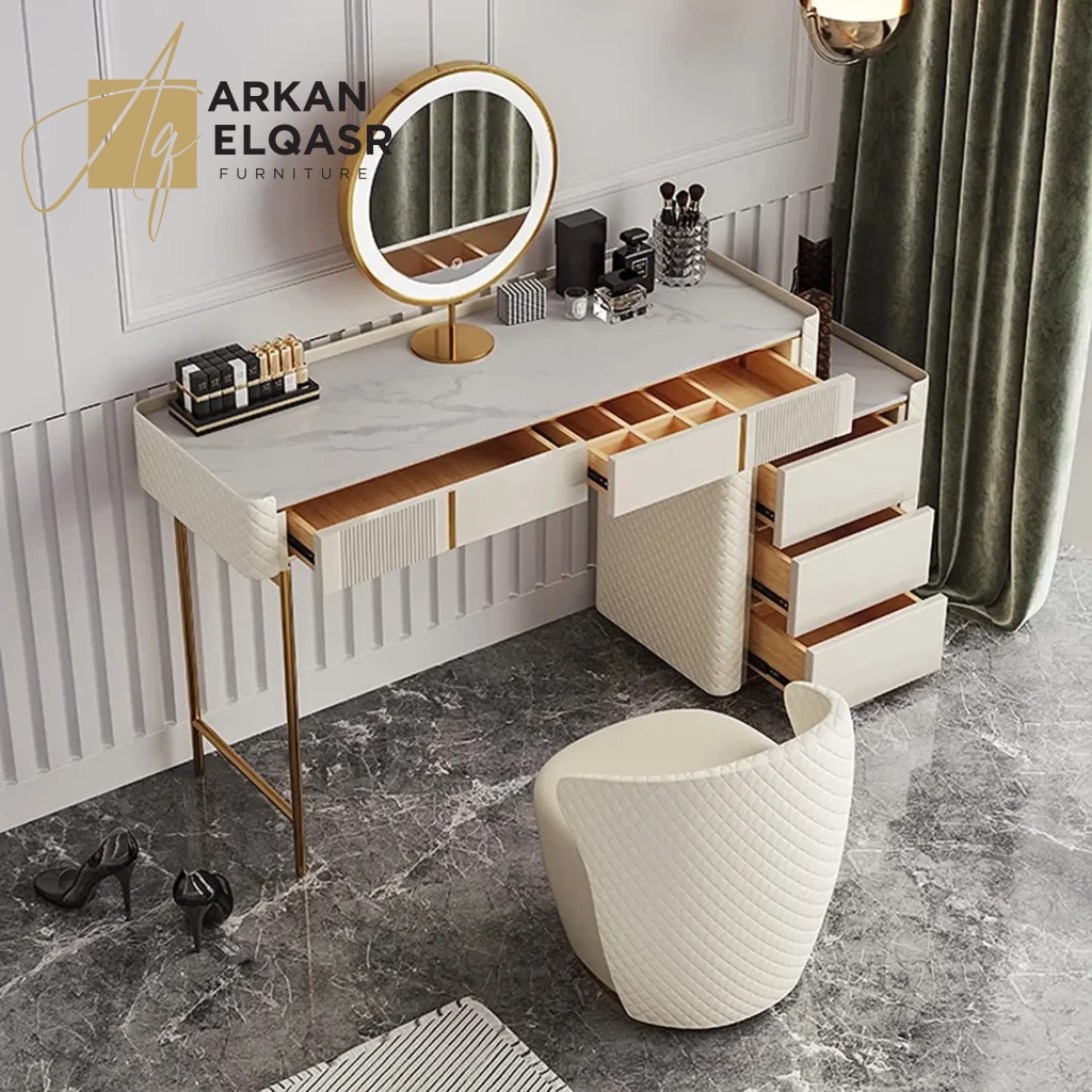 طاولة تسريحة بتصميم مميز مع مرايا و كرسي