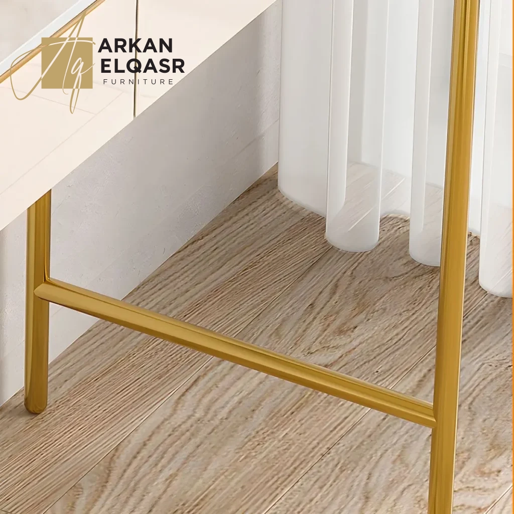 طاولة تسريحة بتصميم مميز مع مرايا و كرسي