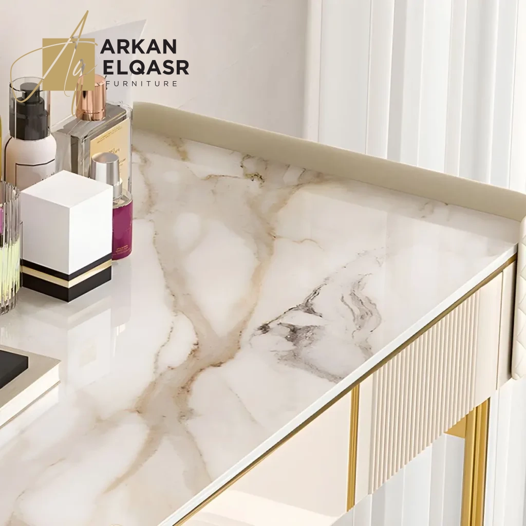 طاولة تسريحة بتصميم مميز مع مرايا و كرسي