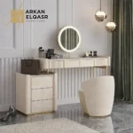 طاولة تسريحة بتصميم مميز مع مرايا و كرسي
