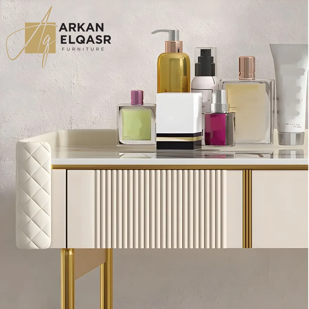 طاولة تسريحة بتصميم مميز مع مرايا و كرسي