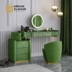 طاولة تسريحة بتصميم مميز مع مرايا و كرسي