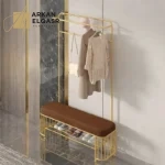 علاقة ملابس مع مقعد مميزة