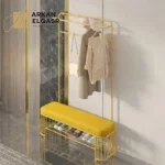 علاقة ملابس مع مقعد مميزة