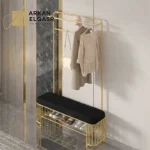 علاقة ملابس مع مقعد مميزة