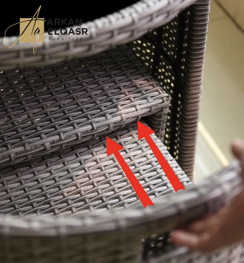 جلسة خارجية شيك مع طاولة وكرسين