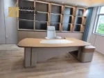 مكتب مودرن بتصميم منحنِ وفاخر