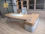 مكتب مودرن بتصميم منحنِ وفاخر